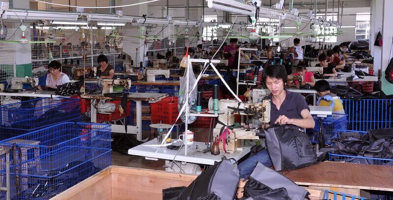 Trabalha na fábrica de fabricantes de mochilas